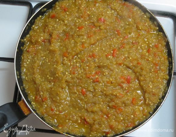 Перемешать все на сковороде и тушить 1 час или больше.