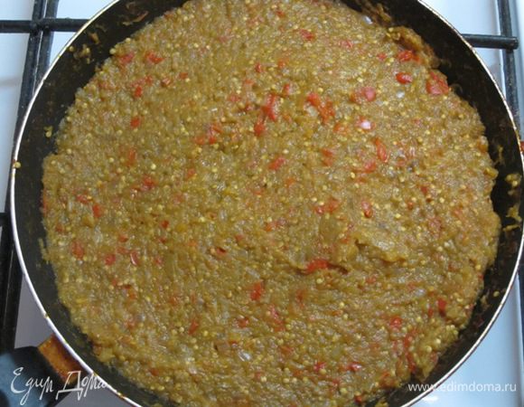 Когда икра ужарится и начнет темнеть, то это значит, что она готова. Посолить, поперчить, добавить немного сахара, так как иногда помидоры дают кислинку. Добавить тертый чеснок.