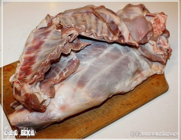 Во-первых, мясо. Еда эта относится к узбекской кухне, а значит – баранина. Оно, конечно, может быть и что-то другое. НО!!! Я сторонник соблюдения аутентичности, поэтому – баранина. Задняя нога от нестарого барашка и ребрышки.