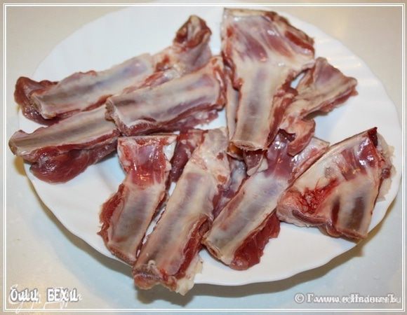 Ребрышки освободим от всяческих пленок и прочих ненужных наслоений и разделим их на отдельные костномясные части.