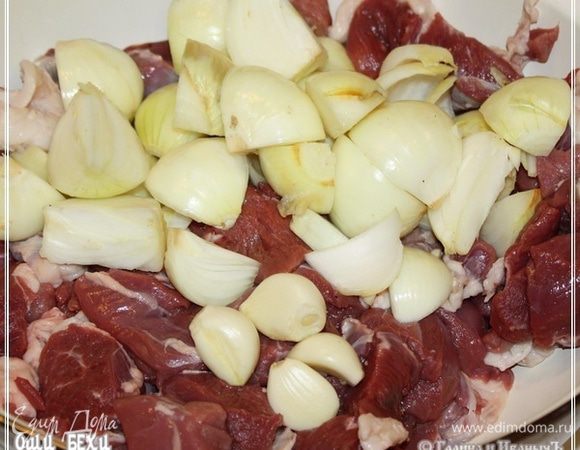 Задняя нога была разделана на собственно мясо и … кости сгодятся «на потом». Шурпа или харчо будут. В общем – для бульона пригодятся … будущего. Хотя замечу, что можно и сразу поставить бульон, который пригодится в процессе приготовления оши бехи. Я этого делать не стал. Баранина, что я использовал и без того жирная, а значит, что … в общем, излишек жира, в этом процессе будет неуместен, как мне кажется.
Добавим лук. Примерно треть от объема мяса. Можно и больше-меньше. Тут все зависит от вкуса. Чесноку несколько зубков. Но опять же – тут дело вкуса.
