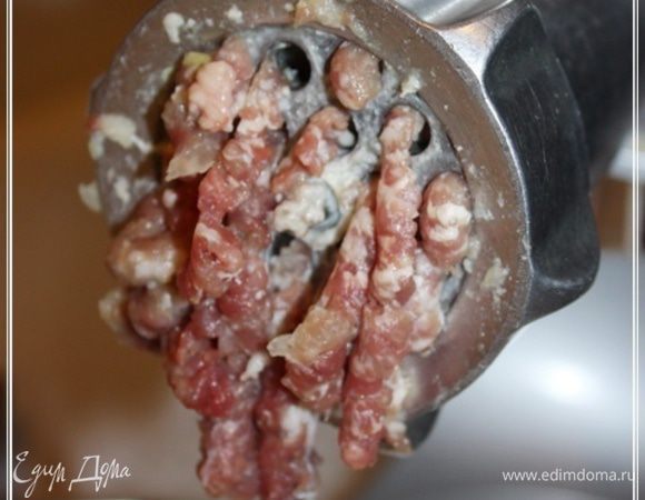 И … конечно, лучше всего измельчить мясо и прочее ножами, добившись того самого реального рубленого фарша. Я же использовал мясорубку. Правда, решетку взял самую широкодырчатую. Чтобы, значит, добиться фарша погрубее.