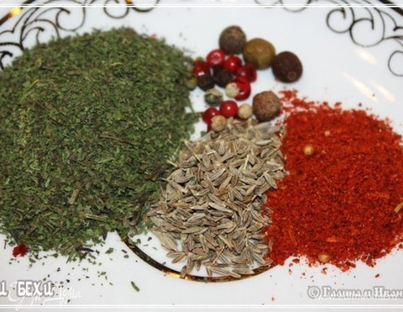 Специи. Тут опять же нет никаких ограничений. Ни в составе, ни в количестве. Все зависит от вкусов и предпочтений. Я взял столовую ложку с солидных верхом смеси сухих трав. Там кинза, петрушка и укроп. Перцев горошком разных. Штук по пять. Зиры пару чайных ложек. И паприки молотой ложку чайную с верхом.