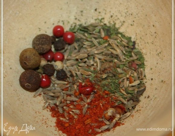 Перцы и зиру отправил в ступку.