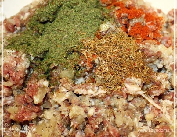 И все эти ароматно пахучие крошки и порошочки отправил в фарш.