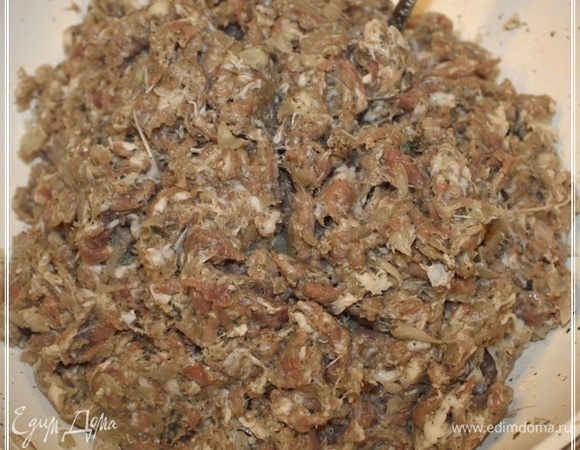 А потом очень хорошо фарш надо вымесить. Именно не перемешать просто, а очень хорошо вымесить. Даже отбить немного. После чего отставьте фарш на часок в холодное место. Пусть настоится.