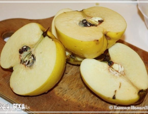 Разрезаем плоды пополам. Или на две части, которые должны быть примерно «поровну».