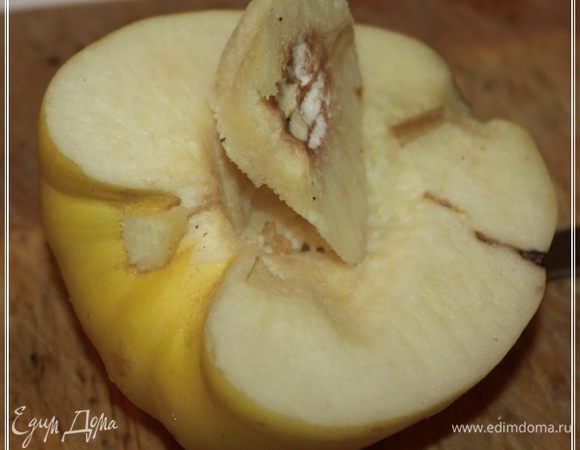 Вырезаем середину со всякими семечками и прочими невкусными шкурочками.