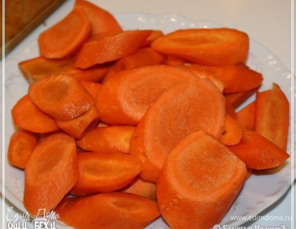 Несколько морковок. Почистить и порезать вот так. Не мелко и не особо крупно. Средненько.