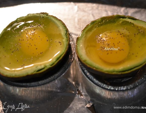 Обжарим бекон до хруста. Поломаем бекон на части  на тарелочке.
Выльем по яйцу в каждую половинку. Посыпаем солью и перцем,беконом.
Поставим  в разогретую духовку на 200 гр. на 20 мин. или в зависимости от того, как вы любите - чтоб яйцо схватилось крепко или слегка.