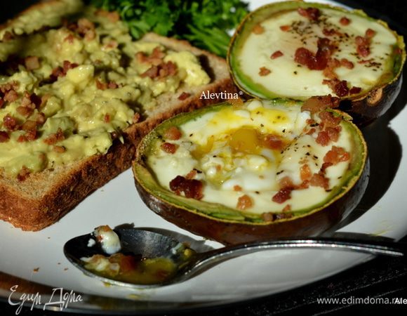 Смешаем мякоть авокадо с чесноком, черным перцем и солью по вкусу.
Кусок хлеба поджарим на тосторе. Сверху выложим мякоть авокадо с чесночком. посыпаем беконом обжаренным. Достанем готовые яйца в авокадо. Наслаждаемся приятным ланчем-обедом.