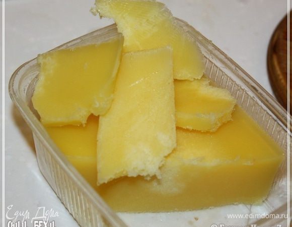 Ну, вот вроде все и готово.
Беру топленое масло. Да. В этот раз решили мы отказаться от курдючного жира. Чтобы, значит, не утяжелять то, что, на мой взгляд, в этой еде наиболее вкусное получается. Может я и не прав. НО!!! Мне это самое «то» нравится больше всего. И с топленым маслом «от Веснушки» это «то» получится наиболее вкусным и … в общем, сами увидите, время придет.
