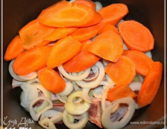 Морковку. Тоже равномерным слоем.