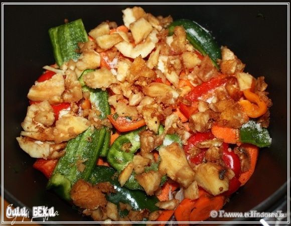 Потом слой перца и все выковоренное из серединок айвов. Вы не смотрите, что эти выковореши смотрятся «не очень». Они сыграют свою, очень значительную роль в деле создания «того-самого», что я очень сильно люблю.
Можно еще помидоры в кастрюлю добавить. Нарезанные кружками, но я не стал. Почему? А вот не захотел и все. Я ж готовлю. Хочу кладу, хочу, нет … мое дело.
