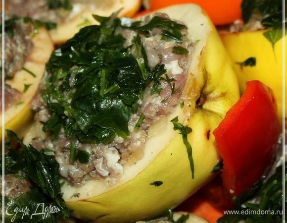 А потом набиваем, именно набиваем фарш в эти самые, айвовые чашечки. Старайтесь сделать это как можно плотнее. И сверху зелени рубленной. Немного. НО! Надо!