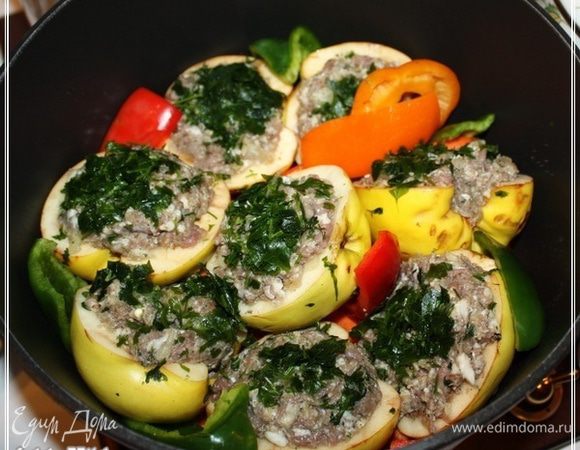 И укладываем, только в один слой, нафаршированную айву в кастрюлю.