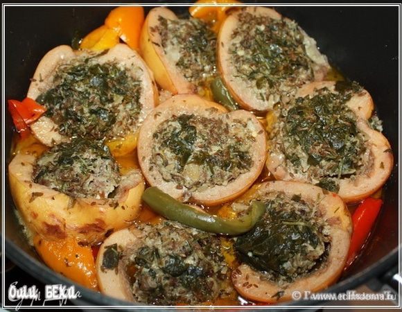 А потом накрываем крышкой, ставим на огонь. Сначала на сильный. Следите внимательно. Как зашкворчит в кастрюле, сразу же делаем огонек самый маленький. Который «еле-еле». И держим кастрюлю на этом огонечке часа полтора. Или два. Пока айва не дойдет до мягкости, а значит и до полной готовности.
Снимаем крышку … вот оно – на вид какое!!! Про аромат умолчу. Ибо не передать это словами. Ну никак не передать.
