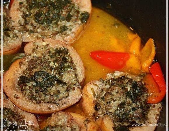 Видите … в верхнем правом углу. Такое желто – золотистое? Вот это и есть то самое, совершенно непередаваемое и восхитительное … ЛЮБИМОЕ!!! Бульоном это назвать нельзя. Это СОК! Да это сок, который впитал в себя все то, что выпарилось из айвы, овощей и мяса и впитало в себя ароматы специй.