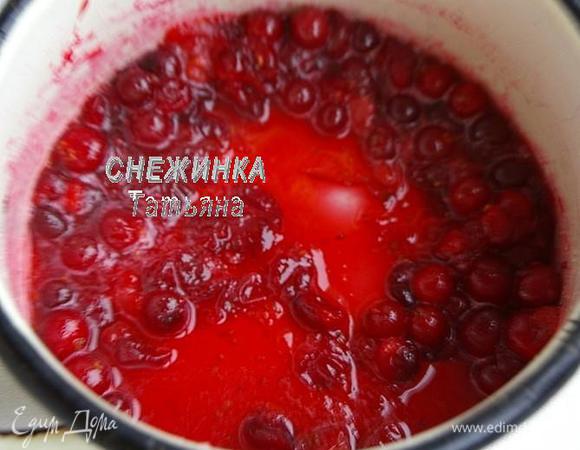 Вначале приготовим начинку. Клюкву кладём в кастрюльку, присыпаем сахаром, немного прогреваем, чтобы она стала мягче, можно слегка подавить ложкой.