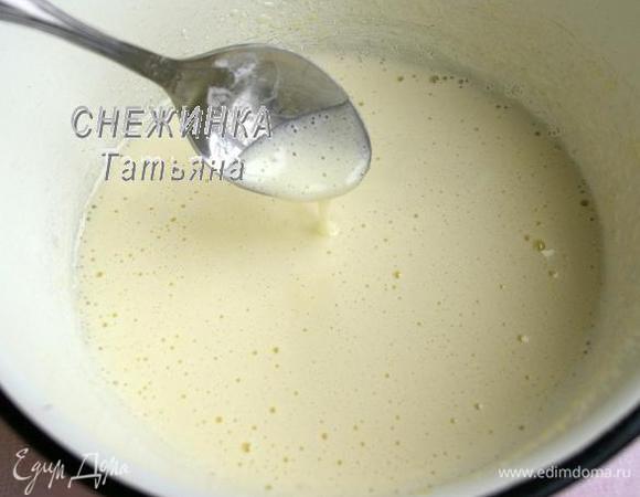 Для теста яйцо с сахаром и ванилином взбиваем миксером в пышную пену.