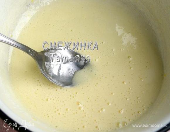 Вливаем растительное масло, снова взбиваем, масса станет чуть гуще.