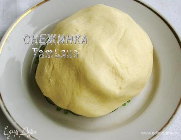 Добавляем 40 г муки, взбиваем. Затем добавляем остальную муку и замешиваем вначале ложкой, затем рукой, тесто. Оно получается пластичное, мягкое.