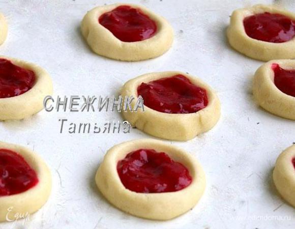 В полученные углубления распределяем начинку.