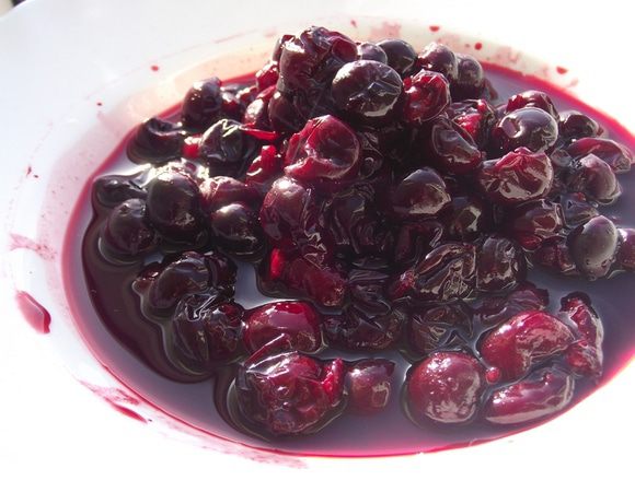 Вишню очистить от косточки, добавить к ней сахар и корицу, отправить на сито, чтобы стек сок. 
Орехи мелко рубим ножом.