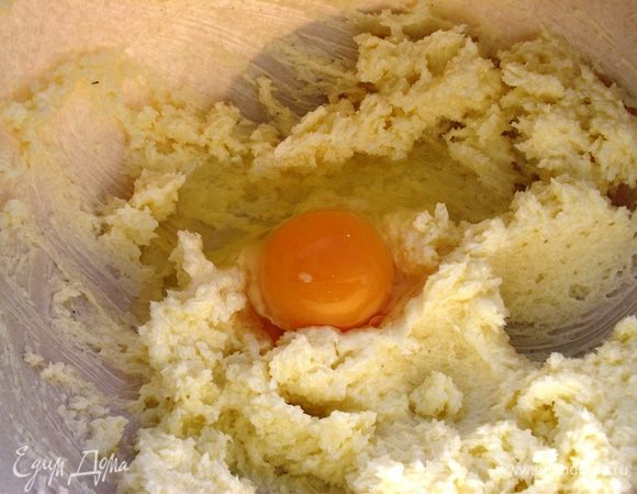 Затем, продолжая взбивать, добавляем по одному яйца, немного ванилина и цедру. 