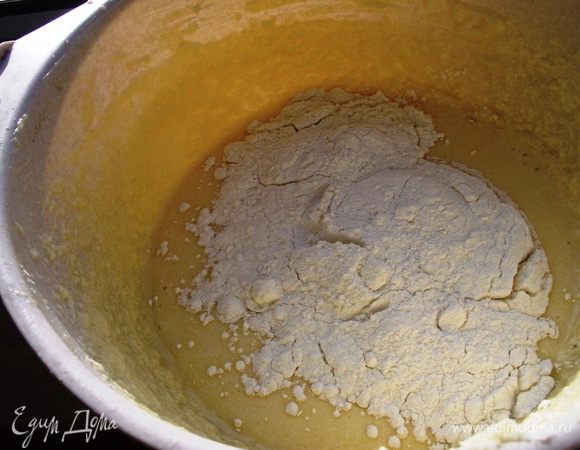 Не выключая миксер, добавляем муку  и хорошо перемешиваем тесто. 