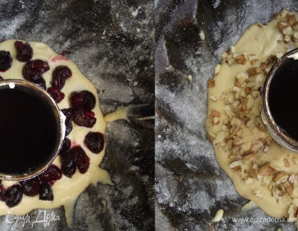 Духовку разогреть до 180 градусов. 
Форму смазать маслом и присыпать мукой. 
Выложить часть теста, сверху вишню, снова тесто, затем орехи – так чередовать по количеству начинки. 
Отправляем в духовку на 45-50 минут