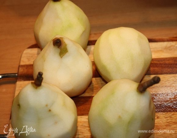 Груши вымыть и очистить от кожуры. Для лучшей устойчивости срезать основание.