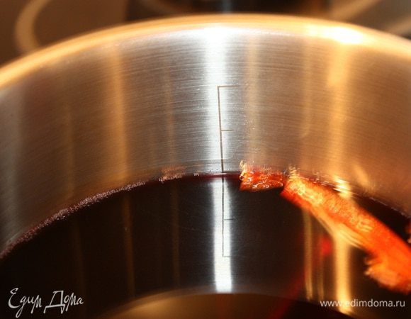 В кастрюлю наливаем вино, добавляем корицу, сахар, гвоздику и ставим на огонь.