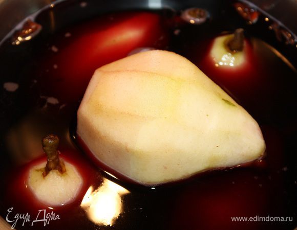 Груши опустить в вино и варить около 25 минут. 