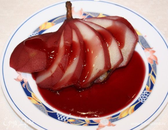 Груши надрезаем, выкладываем на тарелку и поливаем сиропом и подаем. Приятного аппетита!