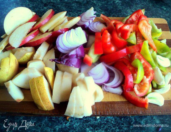 Сладкий перец порезать крупной соломкой, перец чили маленькими кусочками. Яблоки и груши  разрезать на четвертинки, удалить семена и нарезать дольками. Лук и чеснок почистить и порезать дольками, чеснок можно оставить целым.