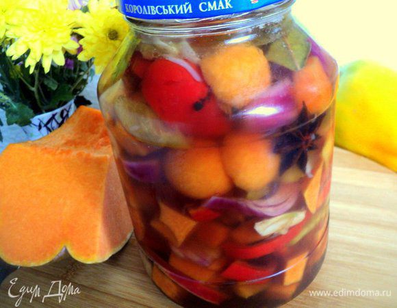 Подготовленные овощи и фрукты смешать и поместить в банку, залить горячим маринадом, накрыть крышкой. Из указанного количества ингредиентов получается 1.5 л.  Охладить банку до комнатной температуры и поставить в холодильнике. Через три дня  маринад готов к употреблению. Для длительного хранения банки необходимо закатать.