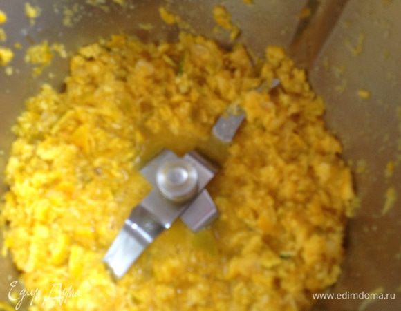 Мандарины вымойте, не очищая от кожуры  бланшируйте 10-15 минут, после чего залейте холодной водой и оставьте на ночь. После выдержки плоды измельчите в блендере.