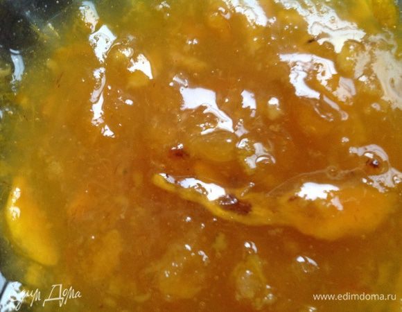 Перемешайте хурму с мандаринами, засыпьте все сахаром и варите, помешивая на слабом огне около 1 часа. Остудите и еще раз варите 30 минут.  Разложите в стерилизованные банки и герметично закройте.