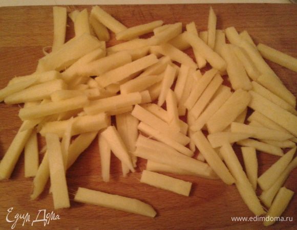 Почистить имбирь, нарезать полосками, залить водой и поставить вариться на один час. 