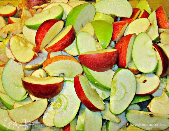 Нарезать яблоки ломтиками (не снимая кожуру и не удаляя косточки).