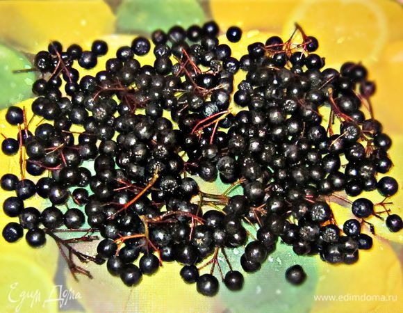 Черноплодную рябину перебрать, удалить веточки и промыть.