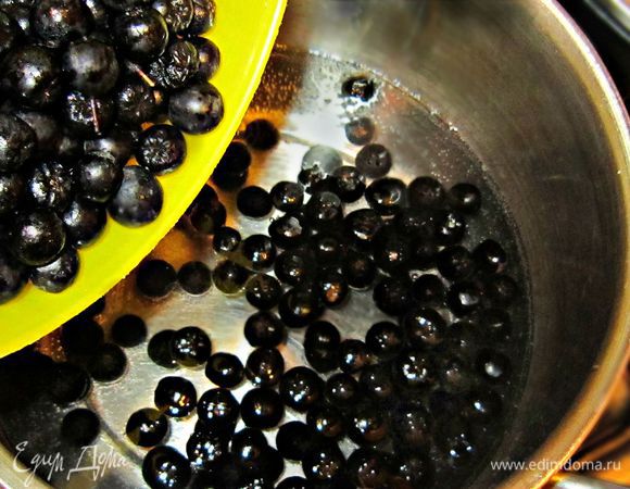 В кастрюлю налить немного воды, добавить ягоды черноплодки и 5 мин бланшировать.