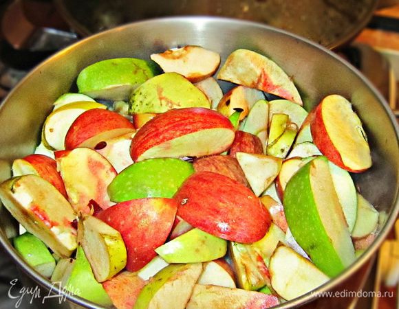 Затем добавить яблоки, закрыть кастрюлю крышкой и проварить мин 20 до полного размягчения яблок (периодически нужно будет помешивать).