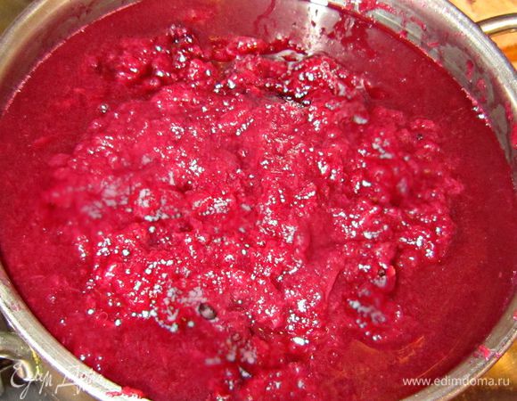 К полученному пюре добавляем сахар, перемешать и варить около часа.  После закипания пюре убавить огонь, чтобы пюре не разбрызгивалось. Также не забывайте периодически помешивать!! Время варки джема можно увеличить, тогда вы получите более густой джем или даже настоящее повидло!
Готовый джем разложить по стерилизованным банкам, закрыть крышками. Хранить лучше в прохладном месте. 