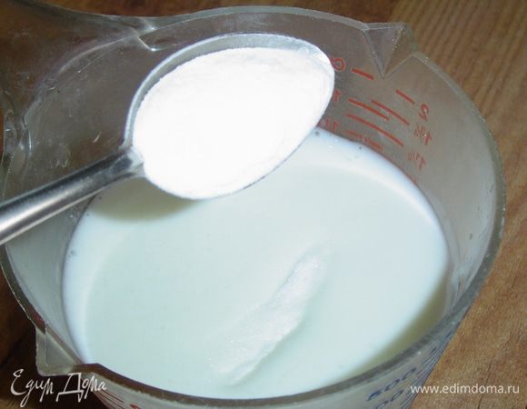 В кефир высыпаем соду, перемешиваем и таким образом ее гасим. 