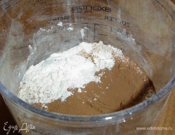 Муку с разрыхлителем просеиваем, смешиваем с солью и какао.