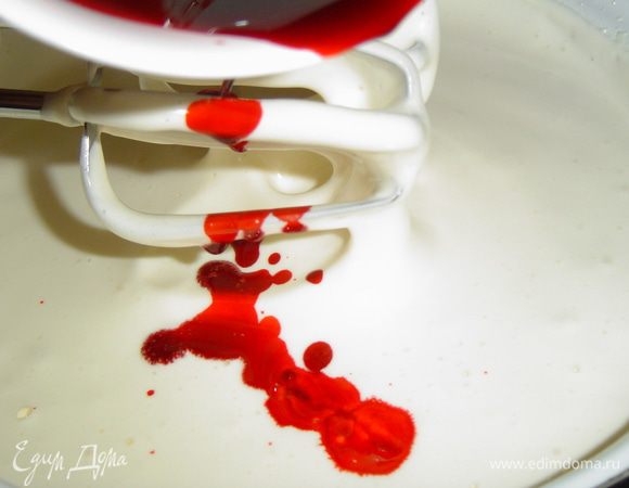  Взбиваем размягченное сливочное масло 1-2 мин. до кремообразного состояния. Всыпаем в масло сахар и взбиваем  до пышности. По одному вбиваем  яйца, затем  ванилин и пищевой краситель.