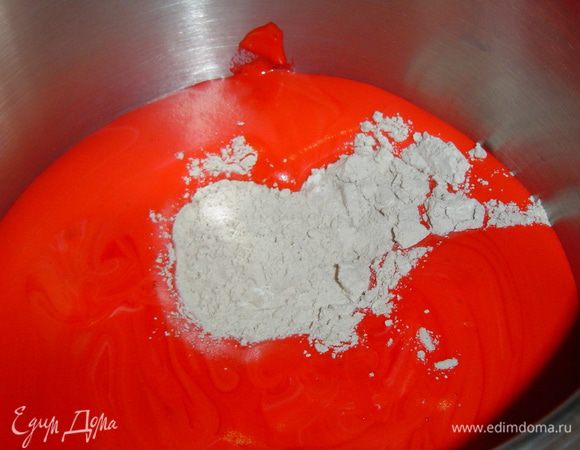 В полученную массу небольшими порциями попеременно вводим  муку и кефир, перемешиваем очень аккуратно.