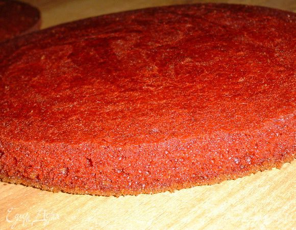 Полученное тесто делим на две равные части, из них мы испечем два бисквита.
 Тесто выкладываем в форму (лучше всего взять форму 20-22 см в диаметре, тогда бисквит будет выше и, разрезав его, Вы сможете получить 4 или 6 коржей, а у меня форма 26 см, поэтому торт только из двух коржей) и выпекаем 30-35 минут при температуре 175 гр. Готовность проверяем деревянной палочкой.
В идеале эти коржи нужно разрезать, но я решила их оставить, как есть.